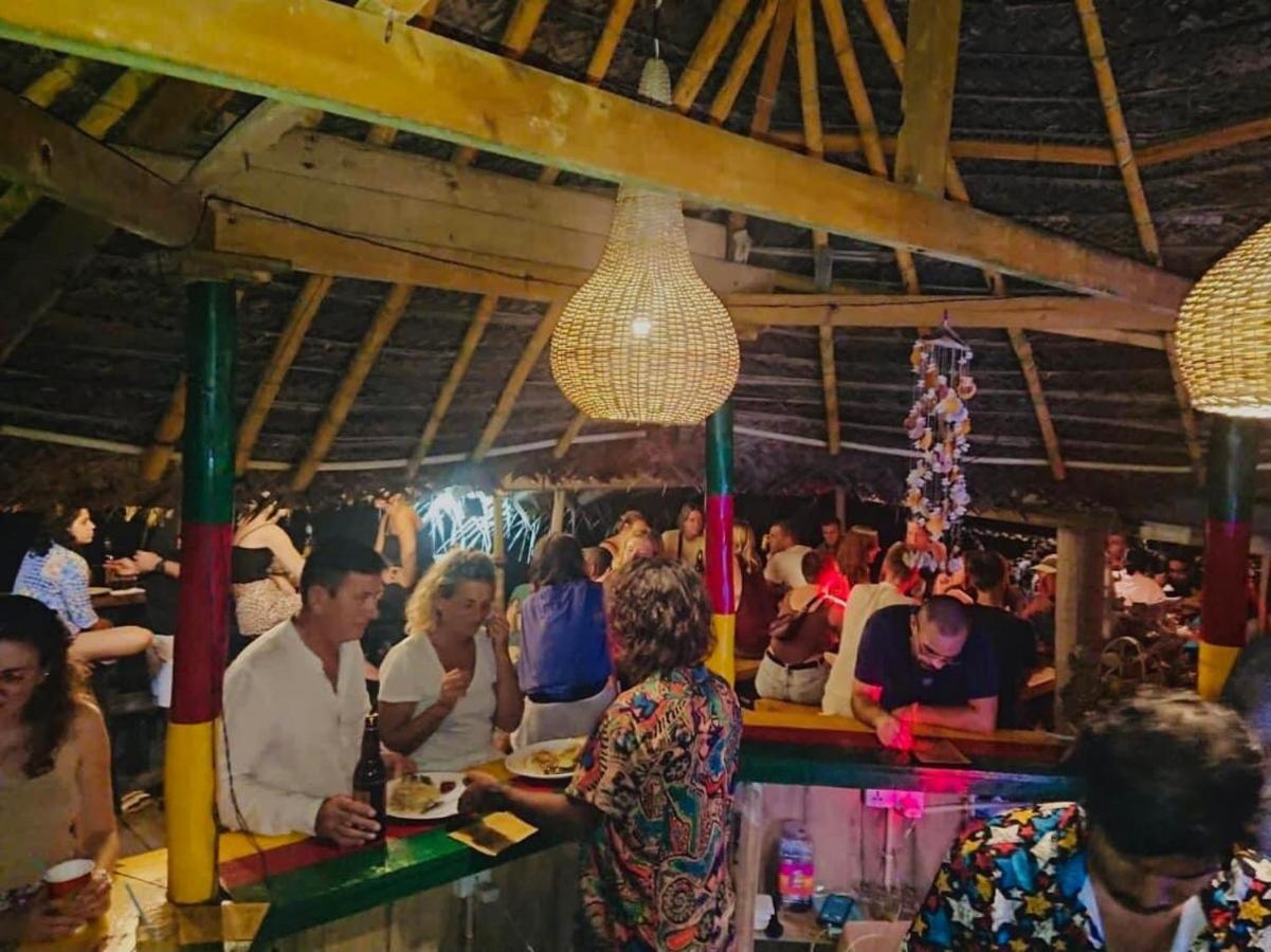 Backpack Beach Hostel & Reggae Bar Bussa Eksteriør billede